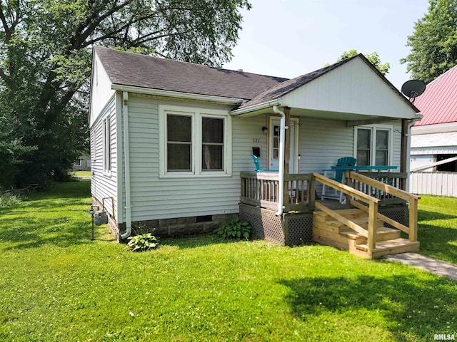 511 W 4th St, Flora, IL 62839 - bungalow with roof with shingles, a front lawn, and a porch