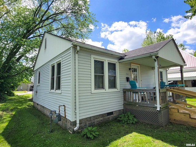 511 W 4th St, Flora, IL 62839 - view of side of property with a yard, crawl space, and a deck