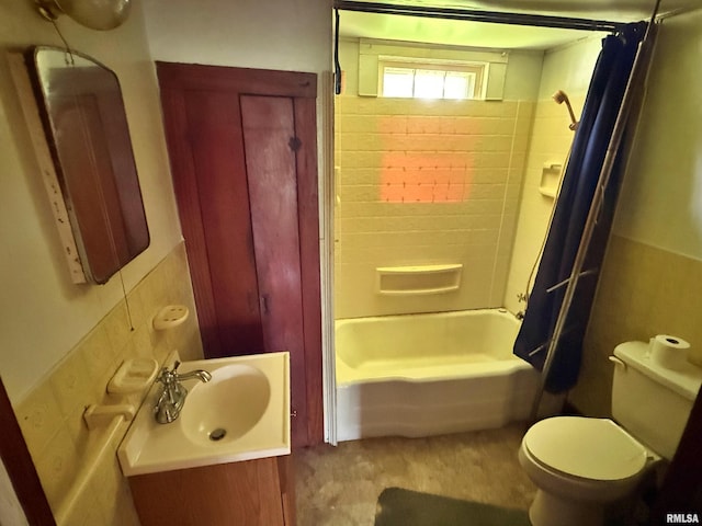 104 E 5th St, Brookport, IL 62910 - full bath with shower / tub combo with curtain and vanity
