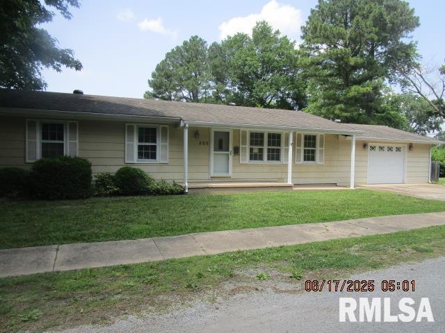 800 N Buchanan St, Benton, IL 62812 - ranch-style home with an attached garage, a front yard, and driveway