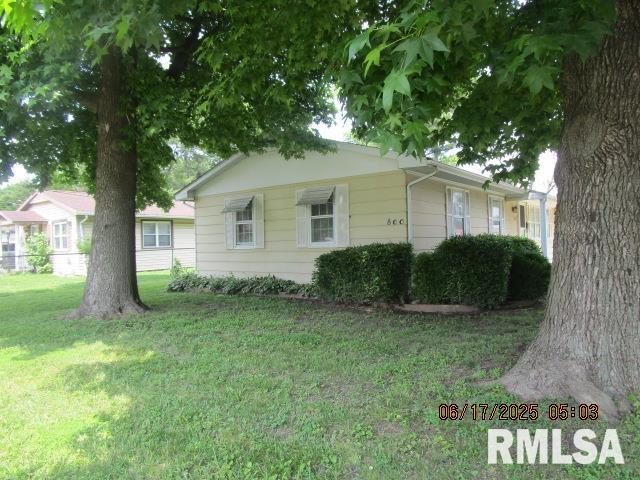 800 N Buchanan St, Benton, IL 62812 - view of front facade with a front yard