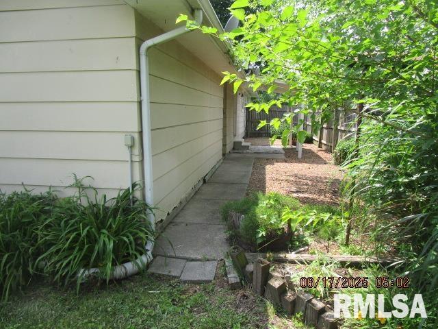 800 N Buchanan St, Benton, IL 62812 - view of side of property