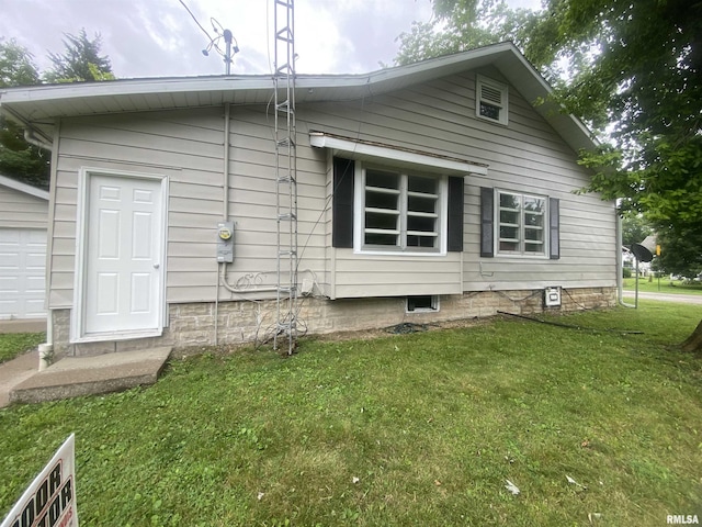 211 Charles St, Benton, IL 62812 - back of house featuring a lawn