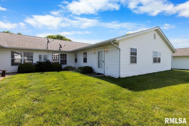 1504 Apache Dr, Marion, IL 62959 - rear view of house with a lawn
