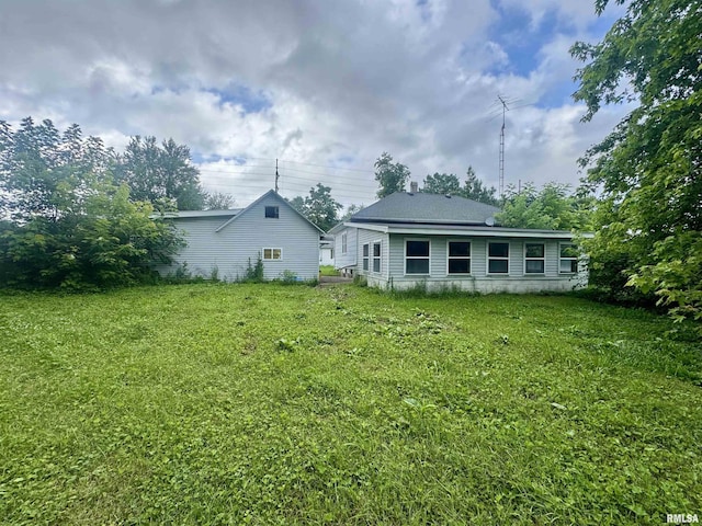 809 Highland St, Benton, IL 62812 - rear view of house featuring a lawn