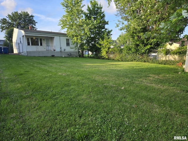 2805 College St, Mount Vernon, IL 62864 - view of yard with a porch