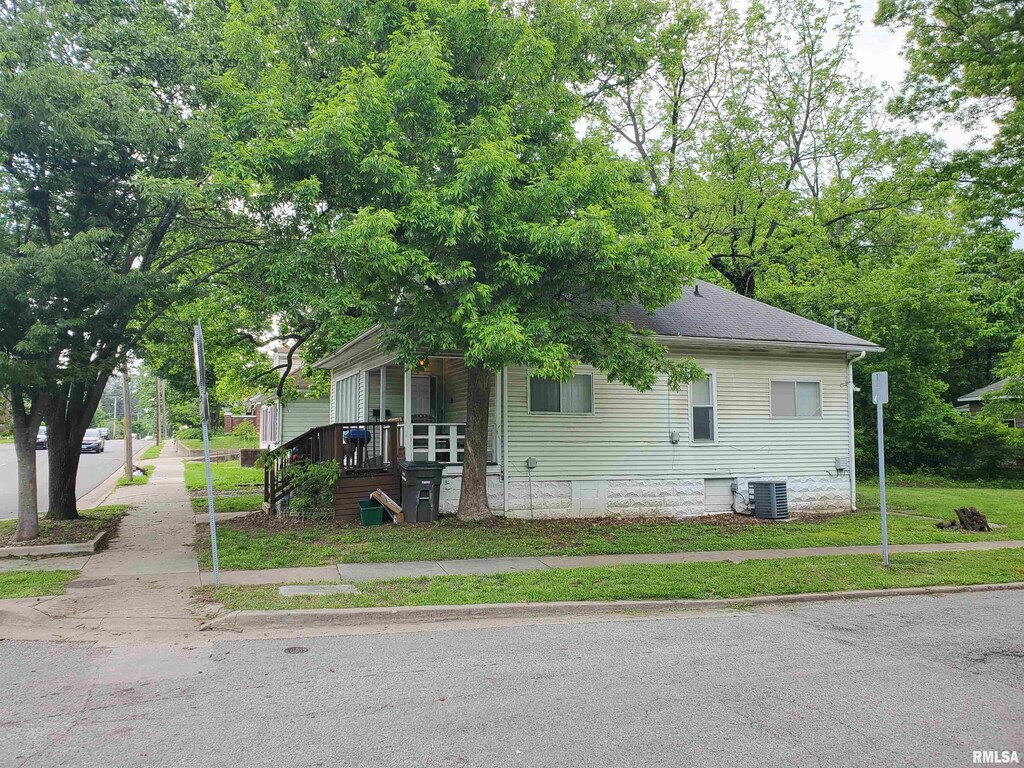 800 W Walnut St, Carbondale, IL 62901 - view of property exterior featuring a porch and roof with shingles