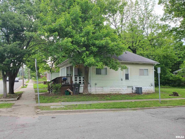 800 W Walnut St, Carbondale, IL 62901 - view of property exterior featuring a porch and roof with shingles