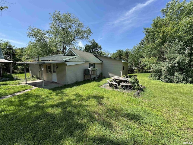 9004 Old State Route 14th Rte, Duquoin, IL 62832 - back of house featuring a lawn and a metal roof