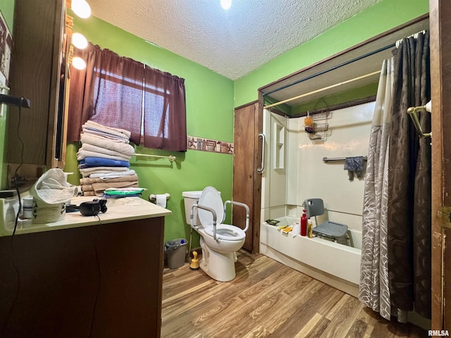 606 N Orchard St, West Frankfort, IL 62896 - full bath featuring a textured ceiling, wood finished floors, and shower / bath combo with shower curtain