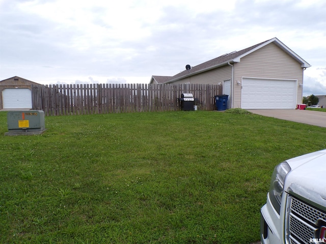 1821 Mark Dr, Sparta, IL 62286 - view of yard featuring driveway and a garage
