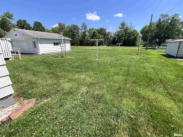 1205 W Bennett St, Salem, IL 62881 - view of grassy yard with an outbuilding and a garage