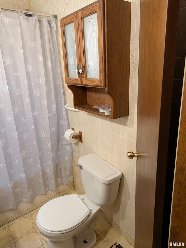 1205 Burgess Ave, Johnston City, IL 62951 - full bathroom featuring toilet and a shower with curtain