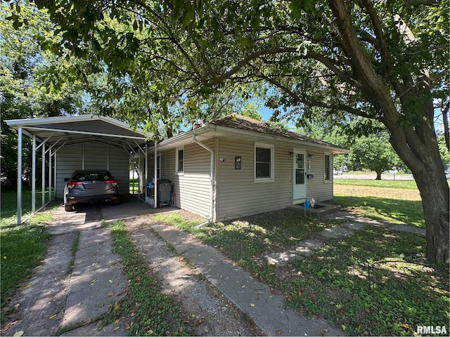 525 N St, Murphysboro, IL 62966 - view of home's exterior featuring asphalt driveway and a carport