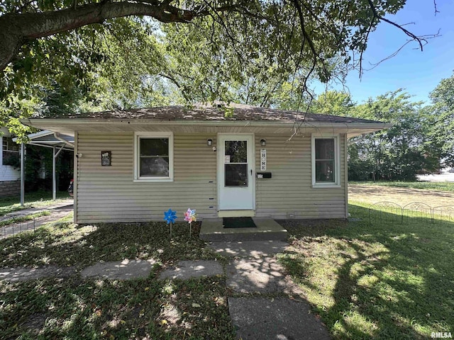 525 N St, Murphysboro, IL 62966 - bungalow-style house with a front lawn