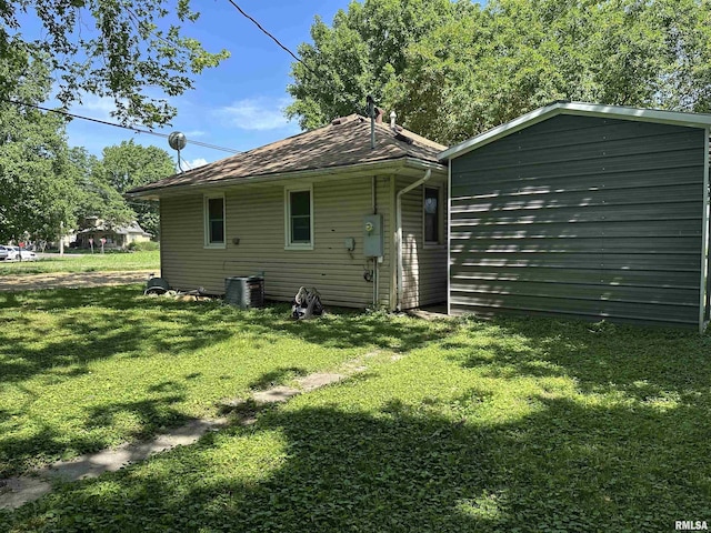 525 N St, Murphysboro, IL 62966 - rear view of property featuring a lawn