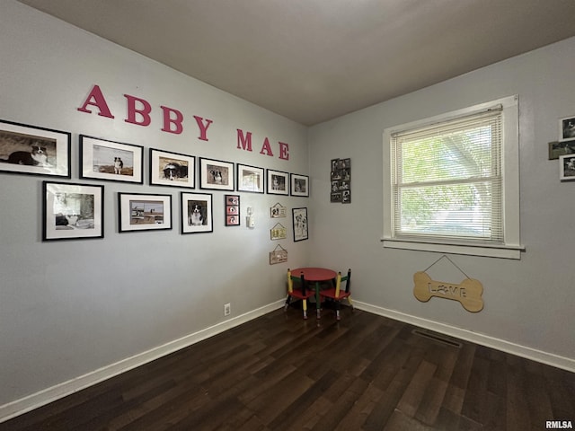 525 N St, Murphysboro, IL 62966 - interior space featuring dark wood finished floors and baseboards