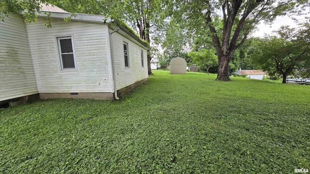 711 Mclean St, Rosiclare, IL 62982 - view of green lawn featuring a storage unit