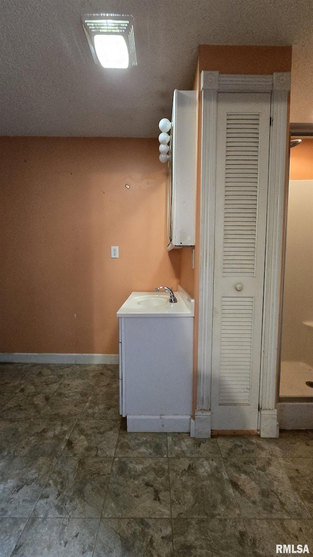 711 Mclean St, Rosiclare, IL 62982 - laundry room featuring a sink and baseboards