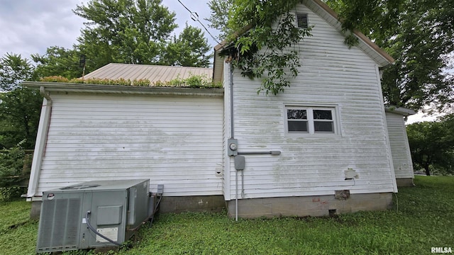 711 Mclean St, Rosiclare, IL 62982 - view of side of home with a central AC unit