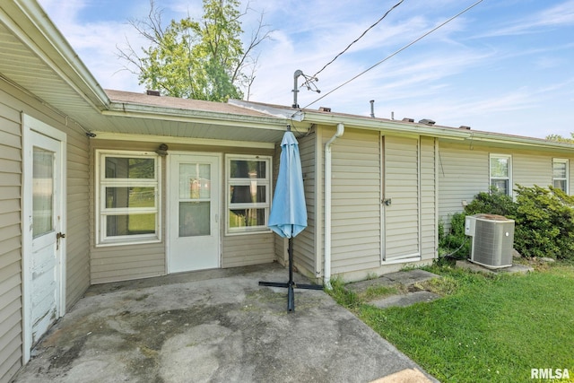 326 N Indiana St, Salem, IL 62881 - exterior space with a patio area