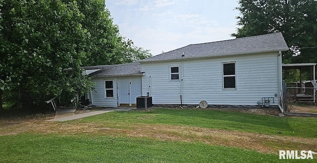 2130 Rains St, Murphysboro, IL 62966 - rear view of house with a yard and roof with shingles