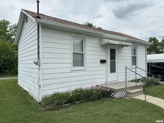 1520 Gartside St, Murphysboro, IL 62966 - view of front of property featuring a front yard and roof with shingles
