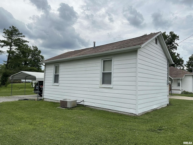 1520 Gartside St, Murphysboro, IL 62966 - view of side of home featuring a carport and a lawn
