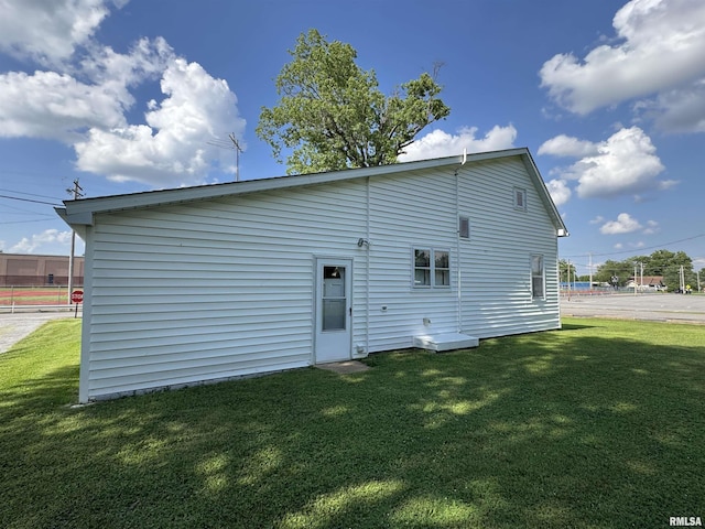 1607 W Cherry St, Marion, IL 62959 - rear view of house featuring a yard
