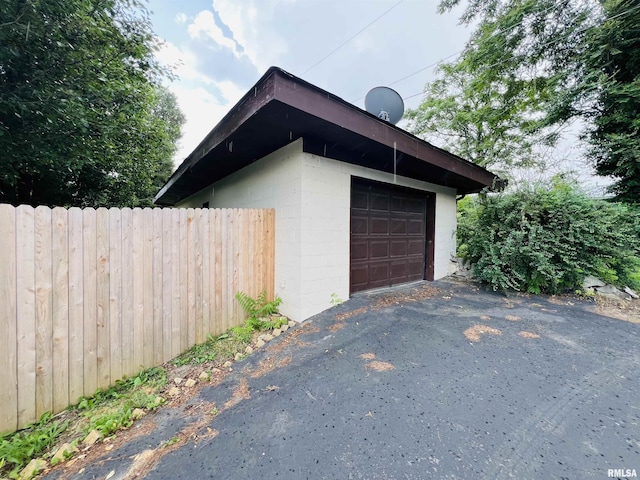 385 3rd St, Omaha, IL 62871 - garage with asphalt driveway