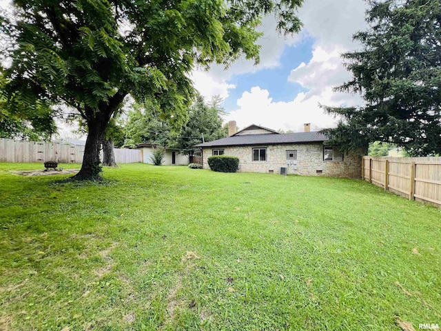 385 3rd St, Omaha, IL 62871 - view of fenced backyard