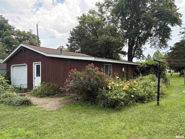 822 N 24th St, Murphysboro, IL 62966 - view of green lawn featuring a detached garage