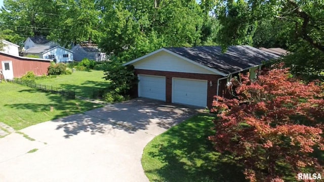 822 N 24th St, Murphysboro, IL 62966 - garage with driveway