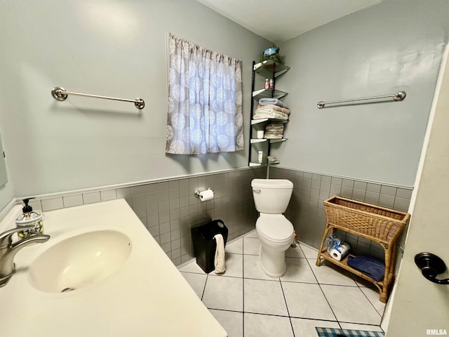 850 Joppa N Ave, Joppa, IL 62953 - half bath featuring tile patterned flooring, tile walls, wainscoting, and vanity