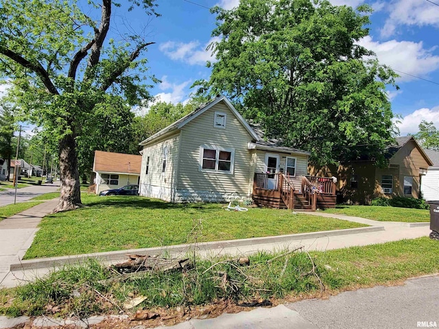 410 W Sycamore St, Carbondale, IL 62901 - bungalow-style house featuring a wooden deck and a front lawn