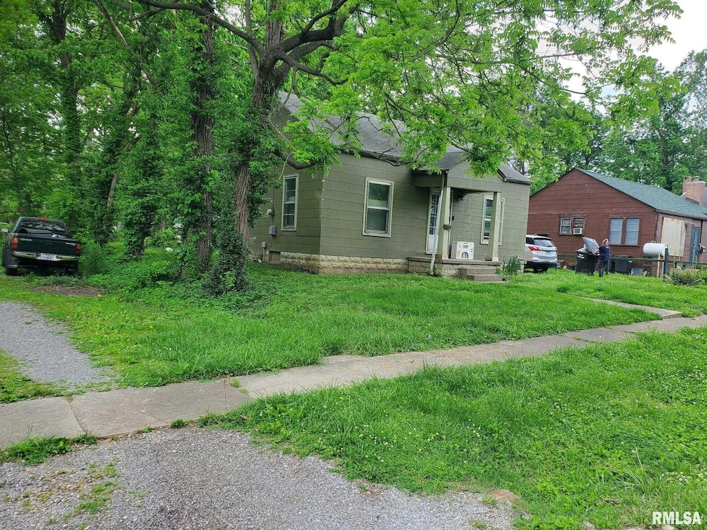 521 N Allyn St, Carbondale, IL 62901 - view of front of home with a front yard