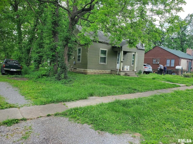 521 N Allyn St, Carbondale, IL 62901 - view of front of home with a front yard