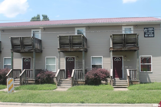 402-408 Hester St Unit 14, Carbondale, IL 62901 - townhome / multi-family property with a balcony, a metal roof, and a front lawn