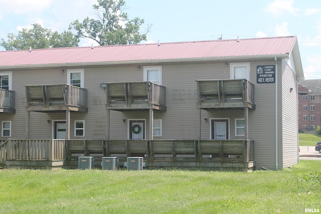 402-408 Hester St Unit 14, Carbondale, IL 62901 - rear view of house featuring a metal roof and a lawn