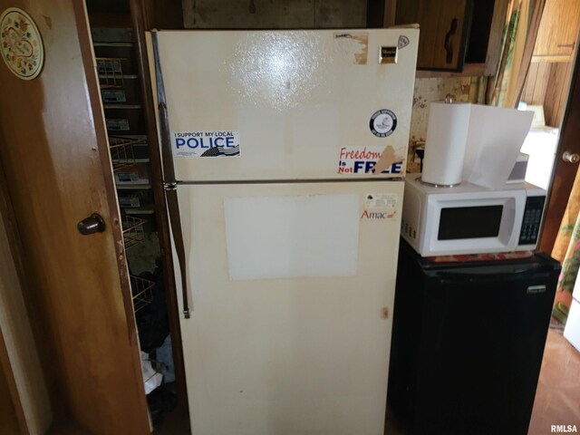 1060 W 5th St, Flora, IL 62839 - kitchen featuring white appliances