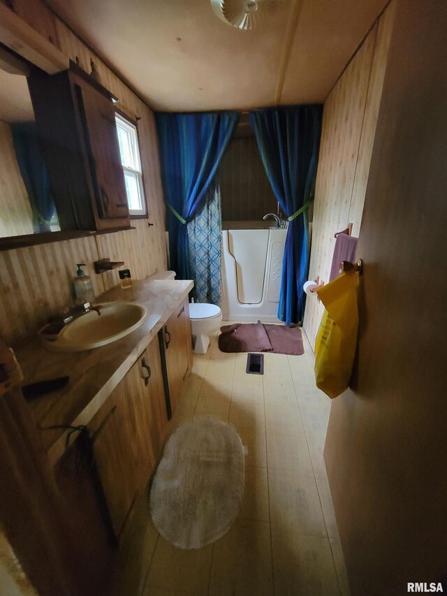 1060 W 5th St, Flora, IL 62839 - full bath with vanity and a shower with shower curtain