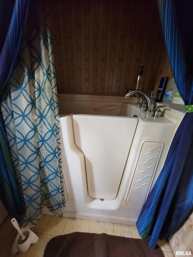1060 W 5th St, Flora, IL 62839 - bathroom featuring tile patterned flooring and a bathtub