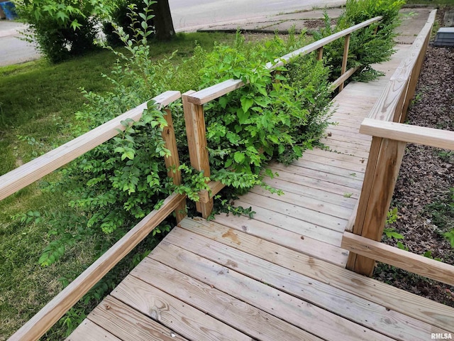 1060 W 5th St, Flora, IL 62839 - view of deck