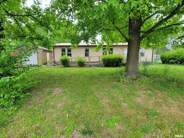 1060 W 5th St, Flora, IL 62839 - view of yard with a shed