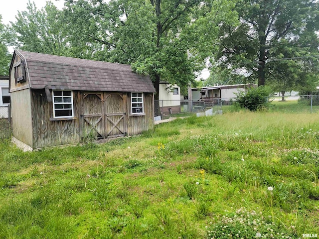 1060 W 5th St, Flora, IL 62839 - view of yard featuring a storage shed