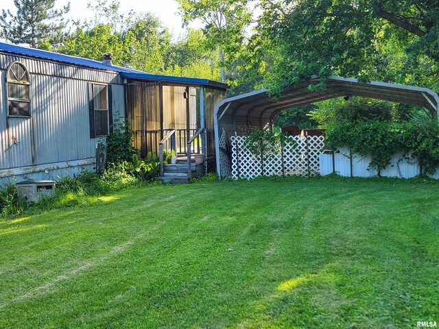 235 W 8th St, Flora, IL 62839 - view of grassy yard with a detached carport