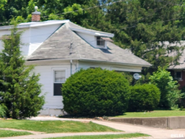806 W Walnut St, Carbondale, IL 62901 - view of side of property with a chimney and a lawn