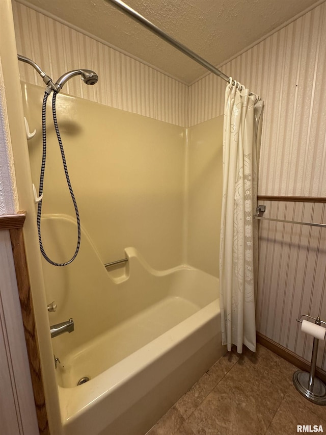 3100 Ava Rd, Murphysboro, IL 62994 - full bathroom featuring shower / bath combo, a textured ceiling, and wallpapered walls