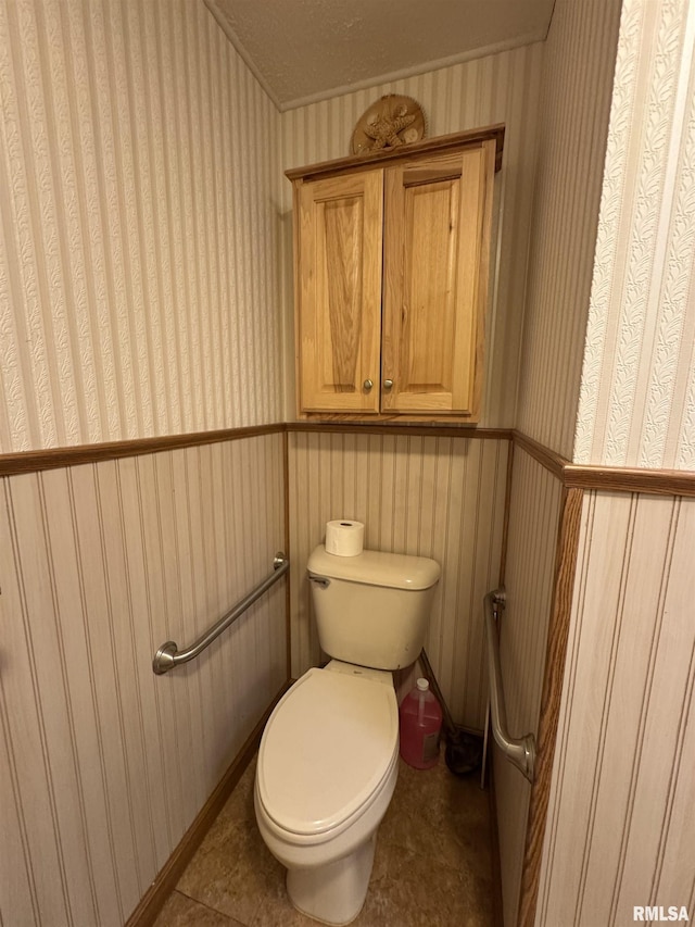 3100 Ava Rd, Murphysboro, IL 62994 - bathroom with wallpapered walls and ornamental molding