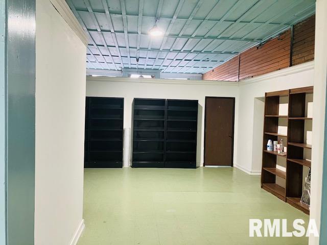 6 S Division St, Duquoin, IL 62832 - garage with baseboards